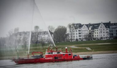 Feuerwehr löscht brennenden Metallhaufen mit Hafenwasser