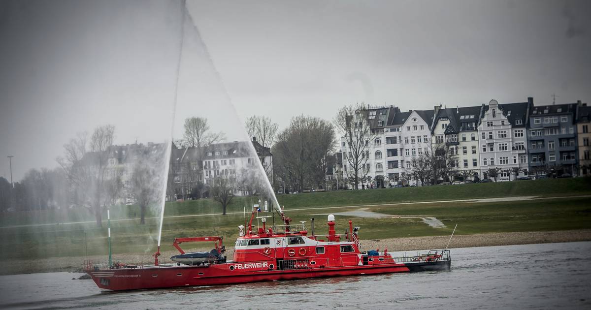 Feuerwehr löscht brennenden Metallhaufen mit Hafenwasser