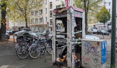 Ausgebrannte Telefonzelle wird zur Müllhalde