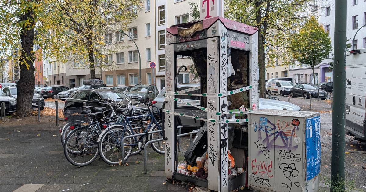Ausgebrannte Telefonzelle wird zur Müllhalde