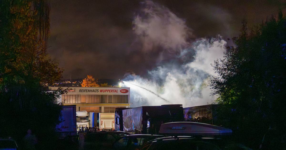 Mehrere LKW und Transporter brennen in Wuppertal-Langerfeld