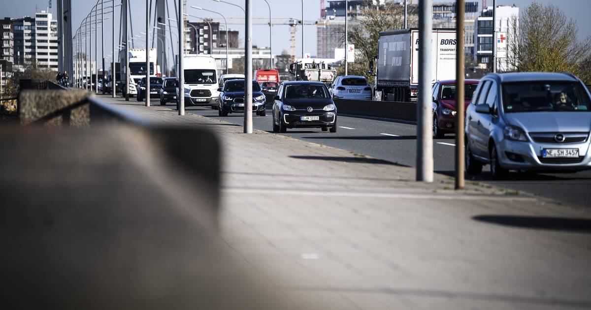 Düsseldorf: Theodor-Heuss-Brücke gesperrt - Verkehr staut sich in der Stadt