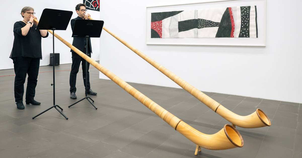 Moderne Kunst mit Alphörnern im Museum Küppersmühle