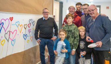 Künstler gestalten Flure in der Flüchtlingsunterkunft