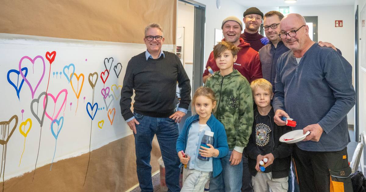 Künstler gestalten Flure in der Flüchtlingsunterkunft