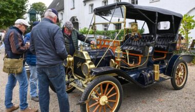 Autofans feiern ,Cars & Castle‘ vor Schloss Lauersfort