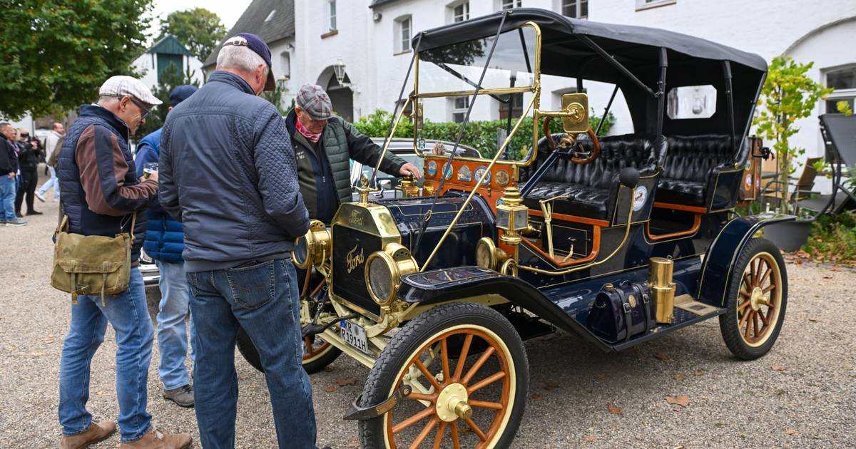 Autofans feiern ,Cars & Castle‘ vor Schloss Lauersfort