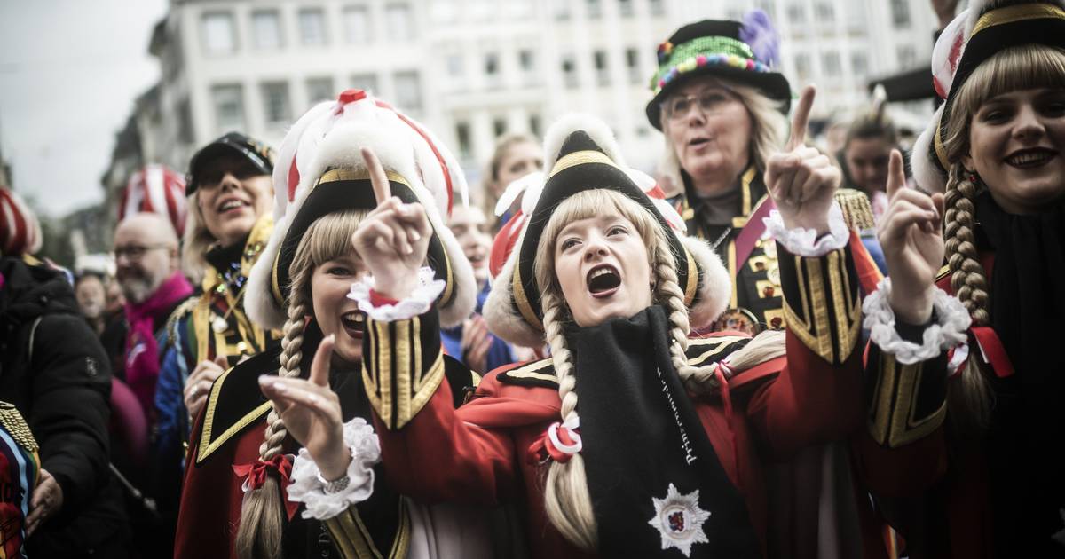 Hoppeditz erwacht am 11.11. vor dem Rathaus