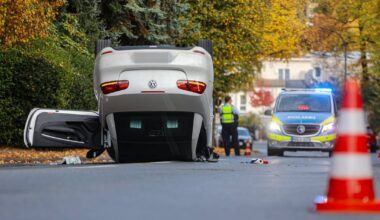 Auto überschlägt sich Am Diek