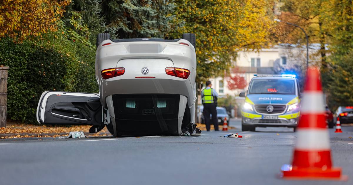 Auto überschlägt sich Am Diek