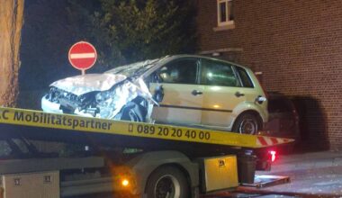 Mönchengladbach: Auto überschlägt sich - von Insassen fehlt jede Spur