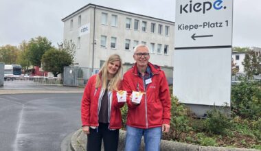 Gewerkschaften werben bei Kiepe in Hassels mit Pommes für Tarifverträge