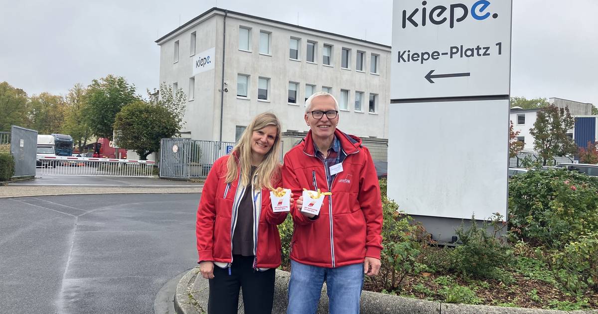 Gewerkschaften werben bei Kiepe in Hassels mit Pommes für Tarifverträge