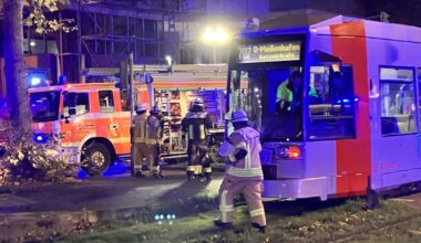 Auto verkeilt sich in Stadtmitte zwischen Bahn und Laterne