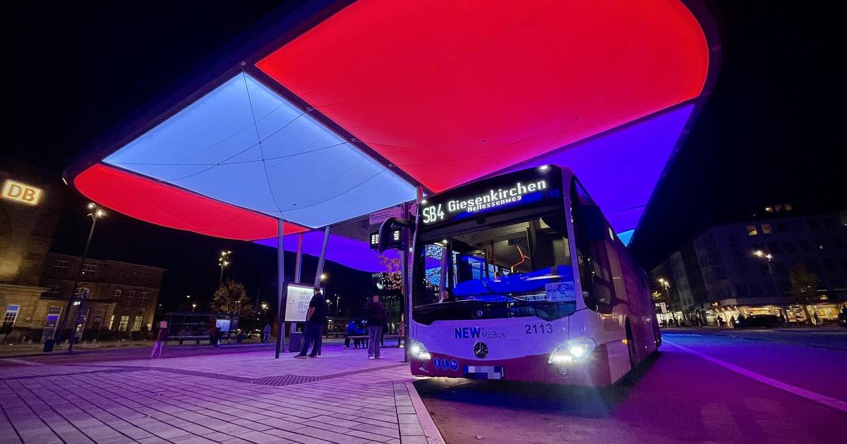 Busbahnhof ist offiziell eröffnet mit neuen Haltestellen und leuchtendem Dach