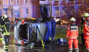 Auto kippt auf die Seite