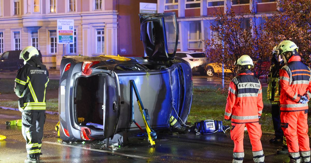 Auto kippt auf die Seite