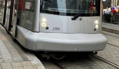 Straßenbahn der Linie 709 springt aus dem Gleis