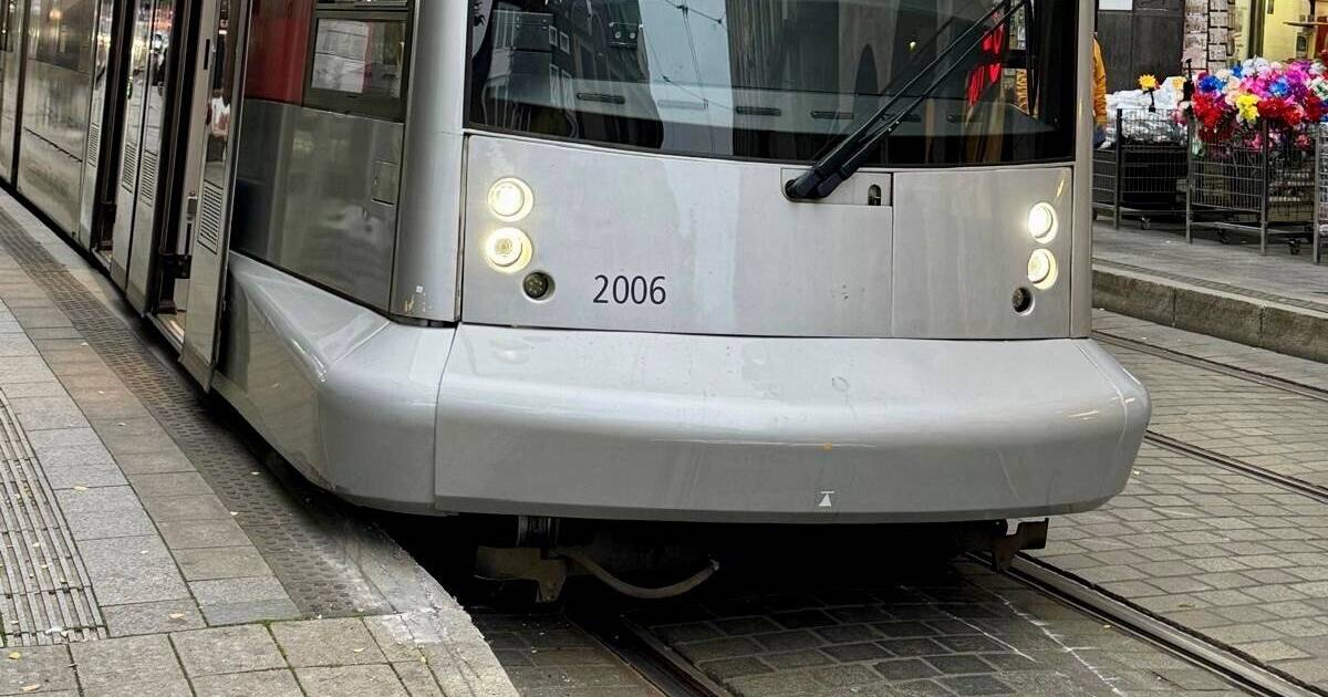 Straßenbahn der Linie 709 springt aus dem Gleis