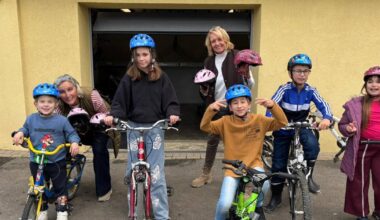 36 neue Fahrradhelme für OGS-Kinder der EKS