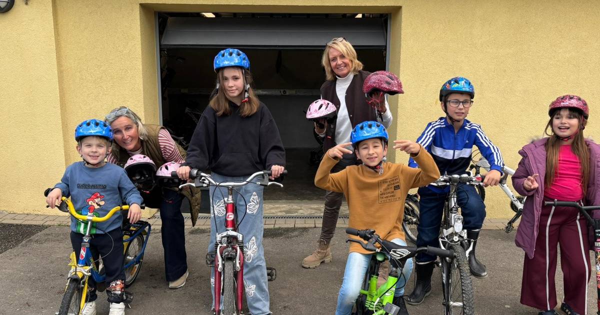 36 neue Fahrradhelme für OGS-Kinder der EKS