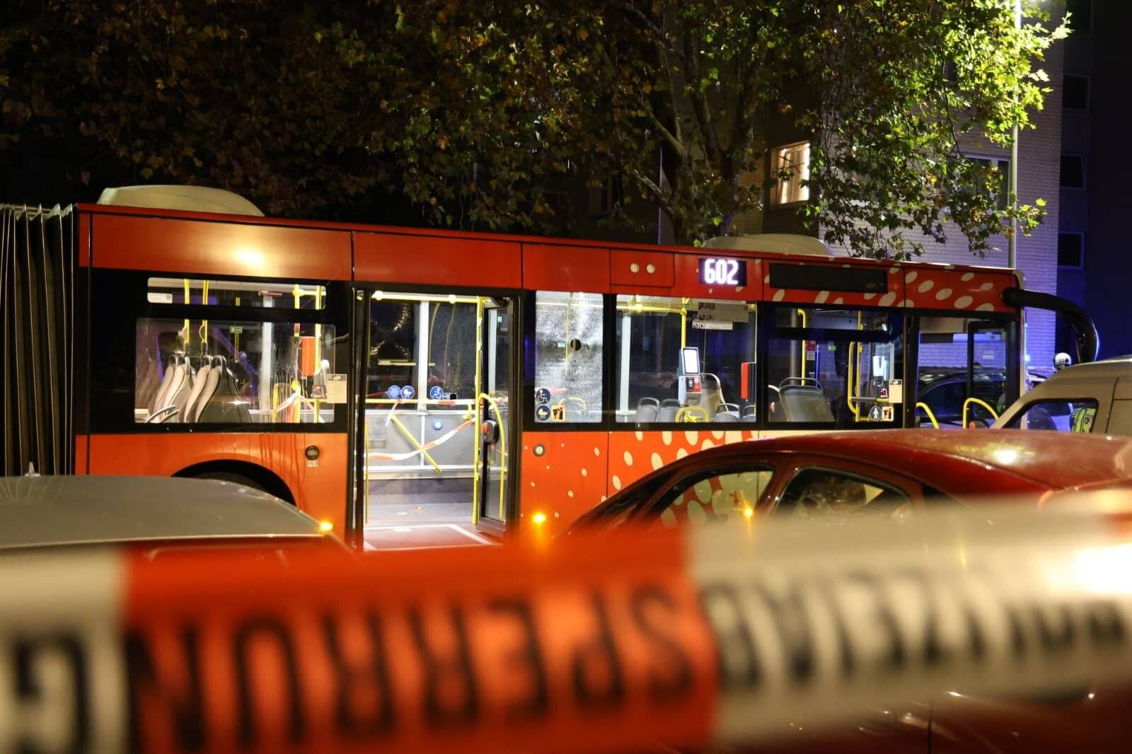 In Bonn-Tannenbusch sind zwei Busse der Stadtwerke offenbar mit Gegenständen beworfen und stark beschädigt worden.