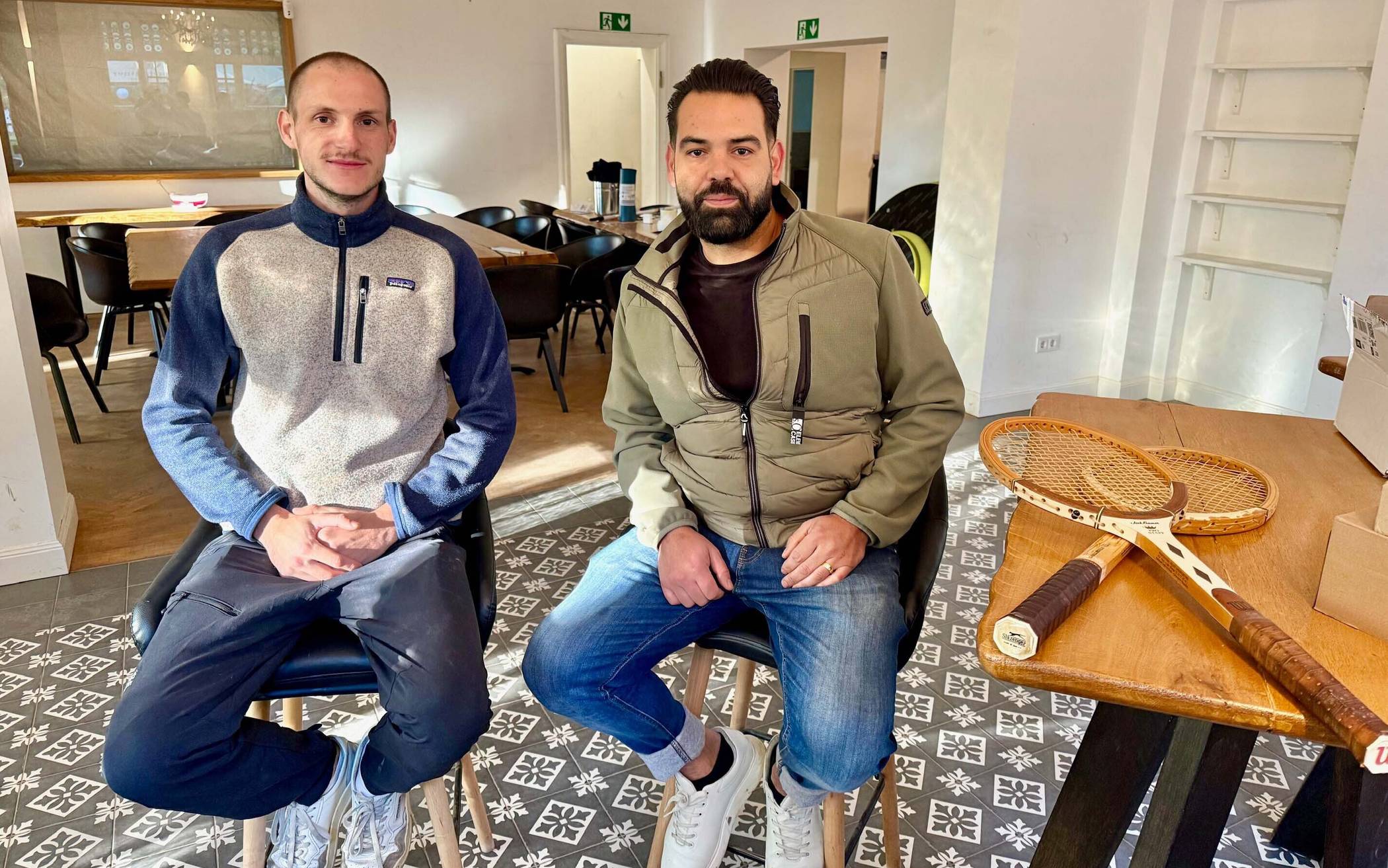  Noch ein wenig Verschönerung, dann wird das Bellevuechen im Park eröffnet: Lennardt Schmidt (links) und Artur Tutescu. 