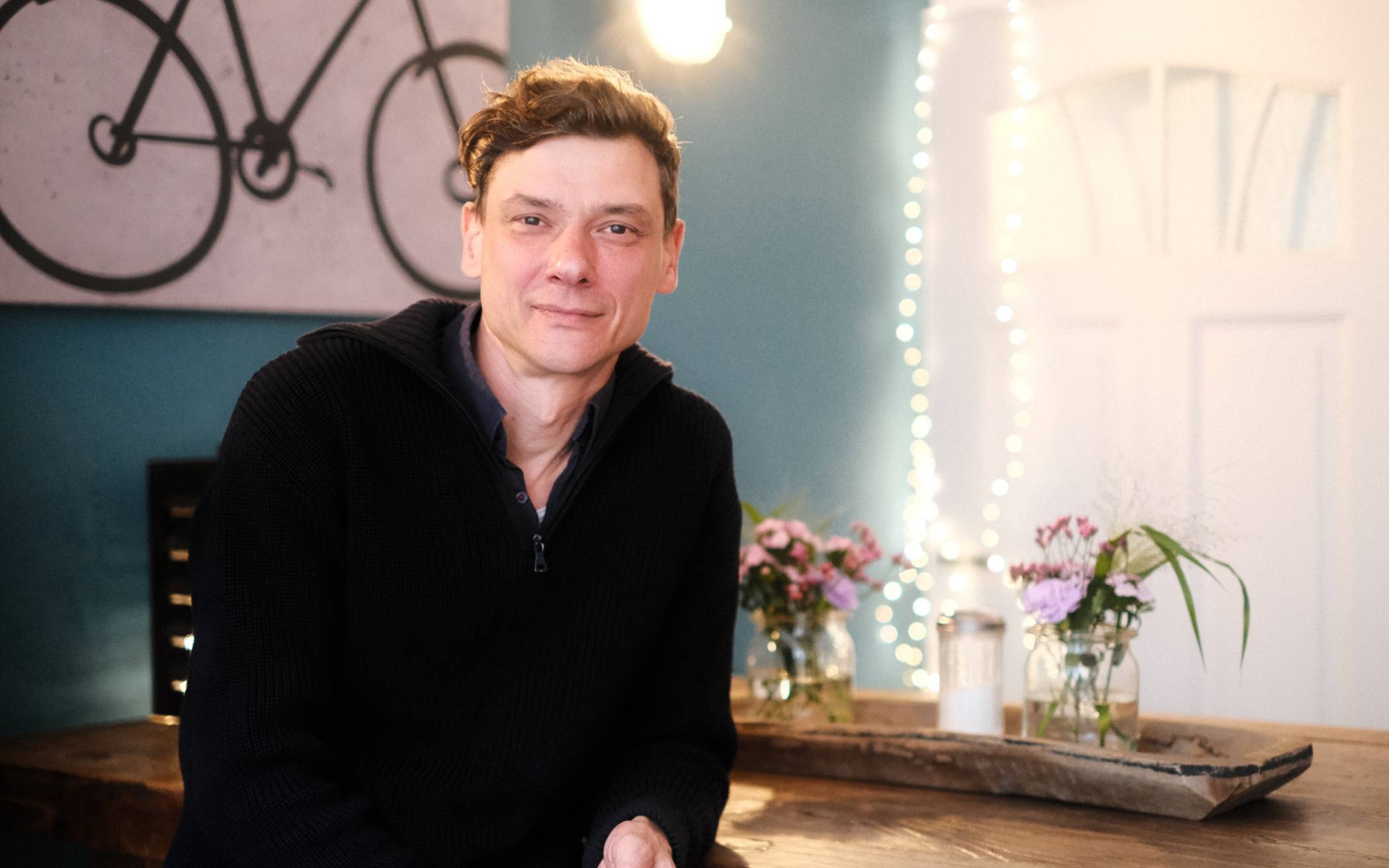  Sören Wunderlich repariert gerne alte Fahrräder. Zufällig passt dazu die Dekoration des Cafés, in dem der GA den Schauspieler zum Interview traf. 