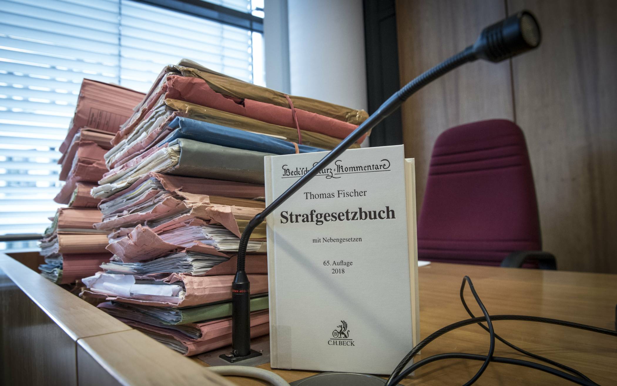 Akten im Landgericht Bonn.