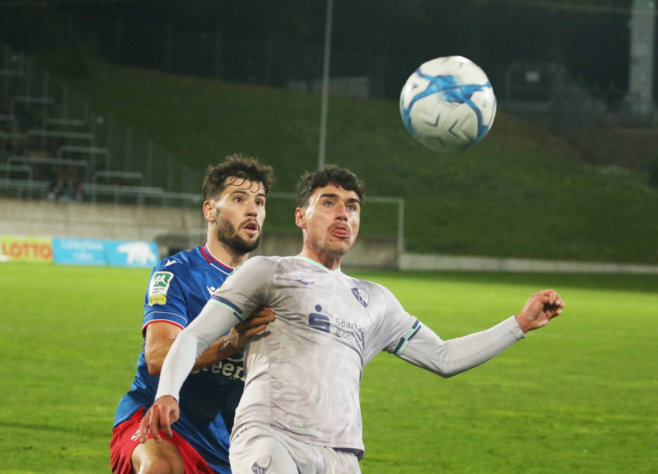 Aldin Dervisevic – hier im Spiel gegen die U 23 des VfL Bochum mit Luis Hartwig – und seine WSV-Kollegen bekommen es am Samstag mit der nächsten U-Mannschaft zu tun.
