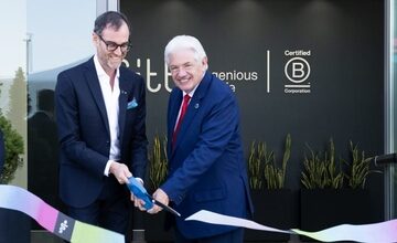 Offizielles Banddurchschneiden: CEO Alessandro Mezzalira (li) mit Dave Eglinton, dem Chef des US-Geschäfts (Foto: Fitt)