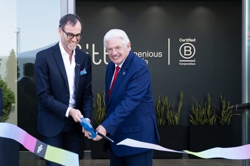 Offizielles Banddurchschneiden: CEO Alessandro Mezzalira (li) mit Dave Eglinton, dem Chef des US-Geschäfts (Foto: Fitt)