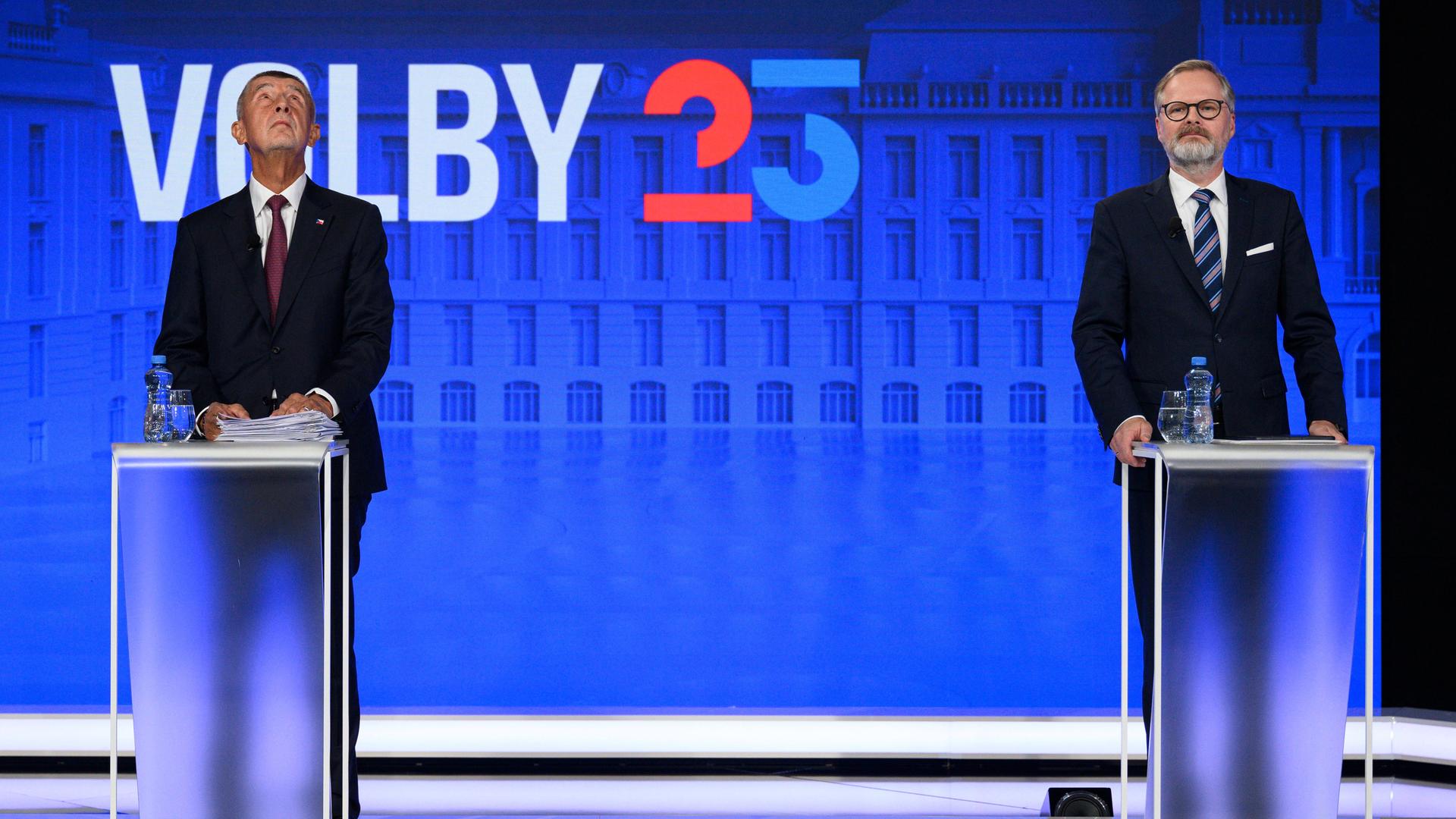 Babis und Fiala stehen an Redepulten in einem Fernsehstudio.