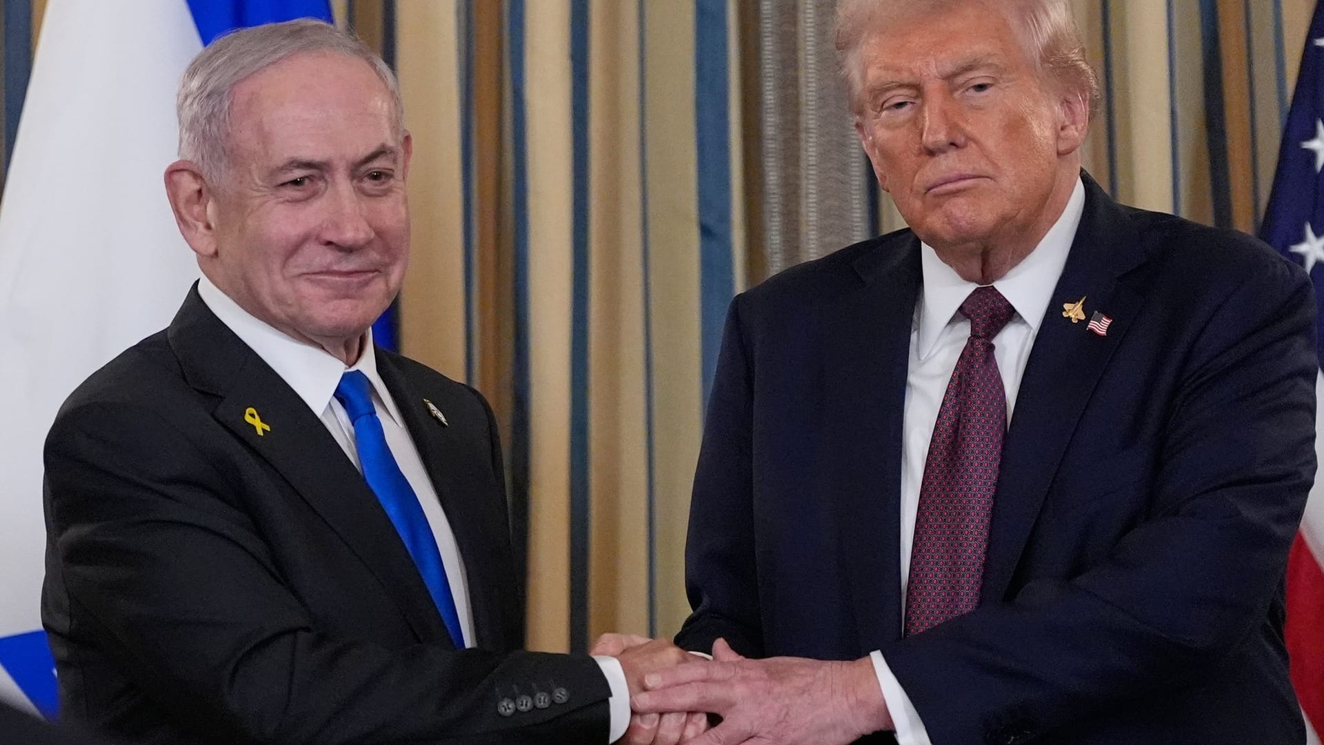 Washington: Ministerpräsident Benjamin Netanjahu schüttelt US-Präsident Donald Trump nach einer Pressekonferenz die Hand. (Archivbild)