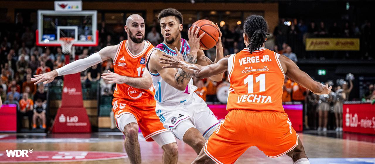 Alijah Comithier (Mitte) von den Telekom Baskets Bonn in Aktion im Spiel in Vechta. | IMAGO/Christian Becker Alijah Comithier (Mitte) von den Telekom Baskets Bonn in Aktion im Spiel in Vechta.