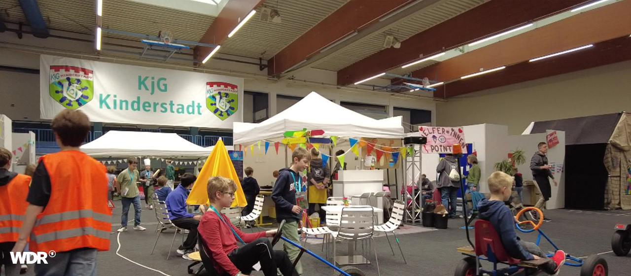 Kinderstadt/Kinder fahren in Wuppertal auf einem Gokart in einer Halle