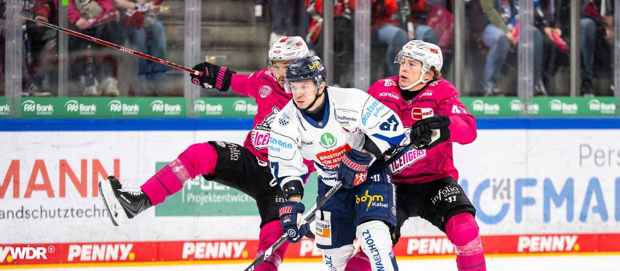 Der Iserlohner Christian Thomas muss sich gegen zwei Nürnberger behaupten. | IMAGO/Sportfoto Zink / Thomas Hahn Der Iserlohner Christian Thomas muss sich gegen zwei Nürnberger behaupten.