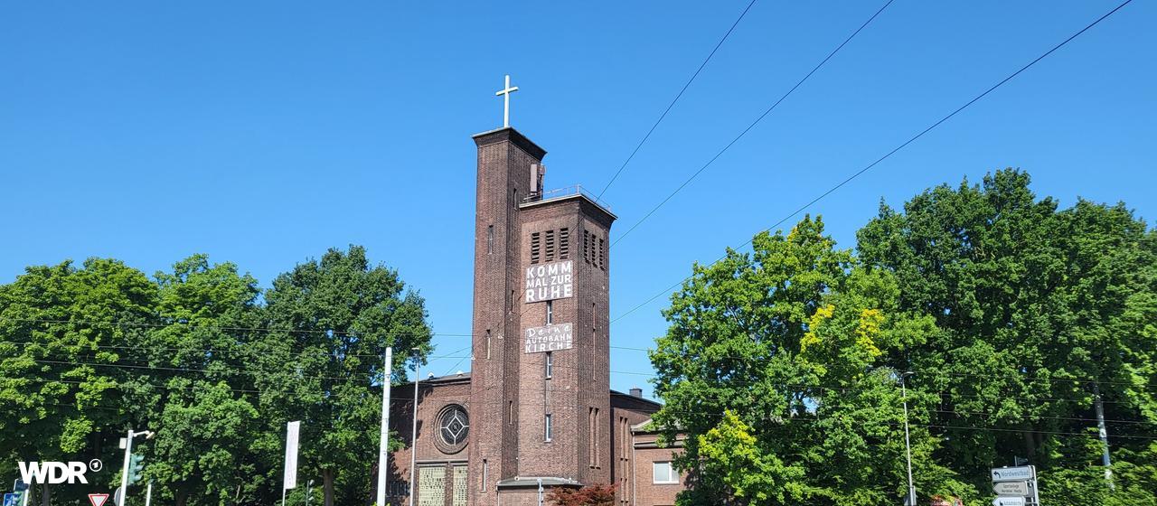 Die Epiphaniaskirche an der A40 in Bochum-Hamme | Johannes Hoppe Ein Kirche