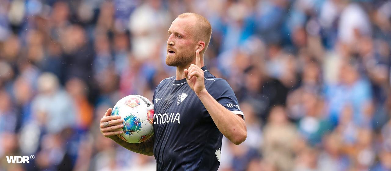 Fußballprofi Philipp Hofmann vom VfL Bochum trägt einen Ball.