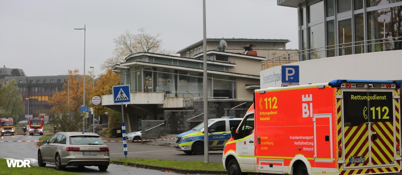 Der abgesperrte Bereich, drum herum stehen Einsatzfahrzeuge der Feuerwehr und Polizei