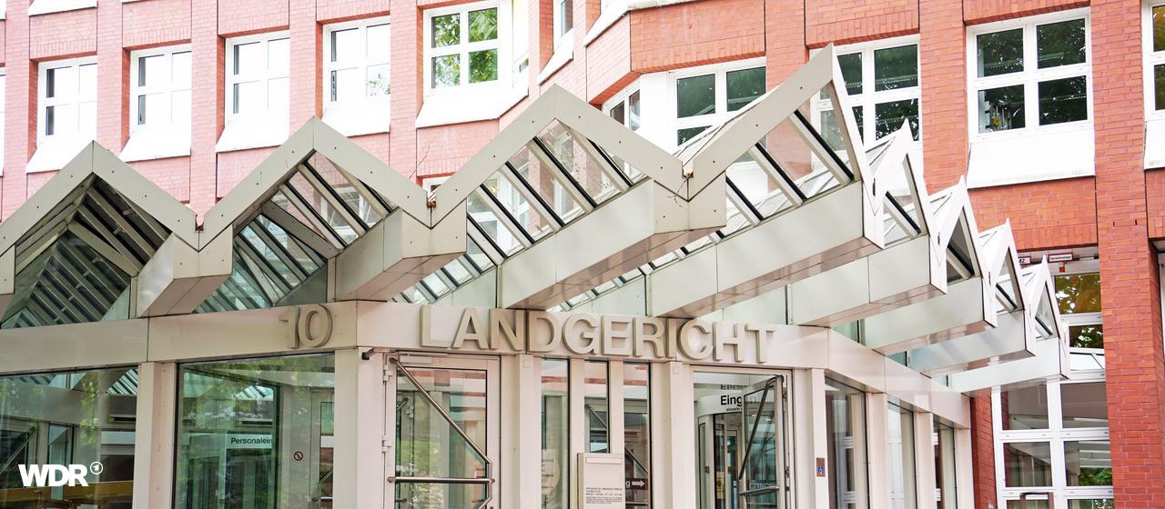 Hier startete der Prozess am Mittwoch. | Markus Holtrichter/ WDR Im weißen Vorbau vor dem hohen, rot geklinkerten Hauptgebäude liegt die Schleuse zum Landgericht Münster.