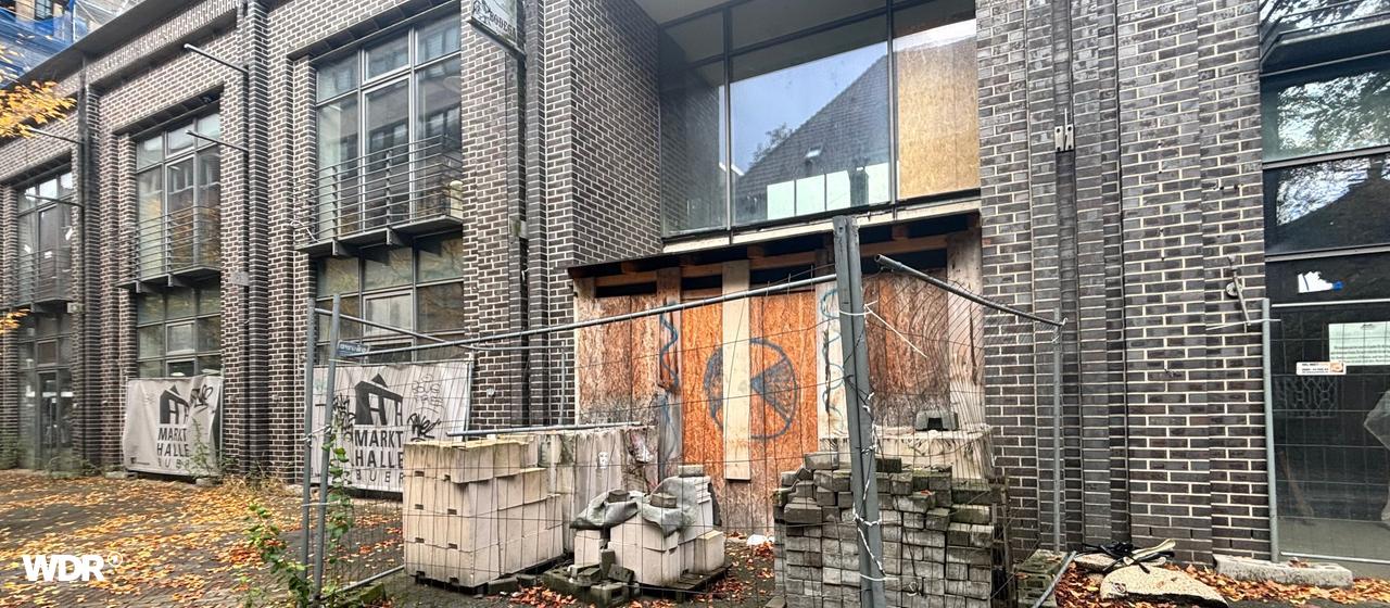 Markthalle in Gelsenkirchen-Buer | WDR/Lara Schürmann Absperrung vor der Markthalle in Buer