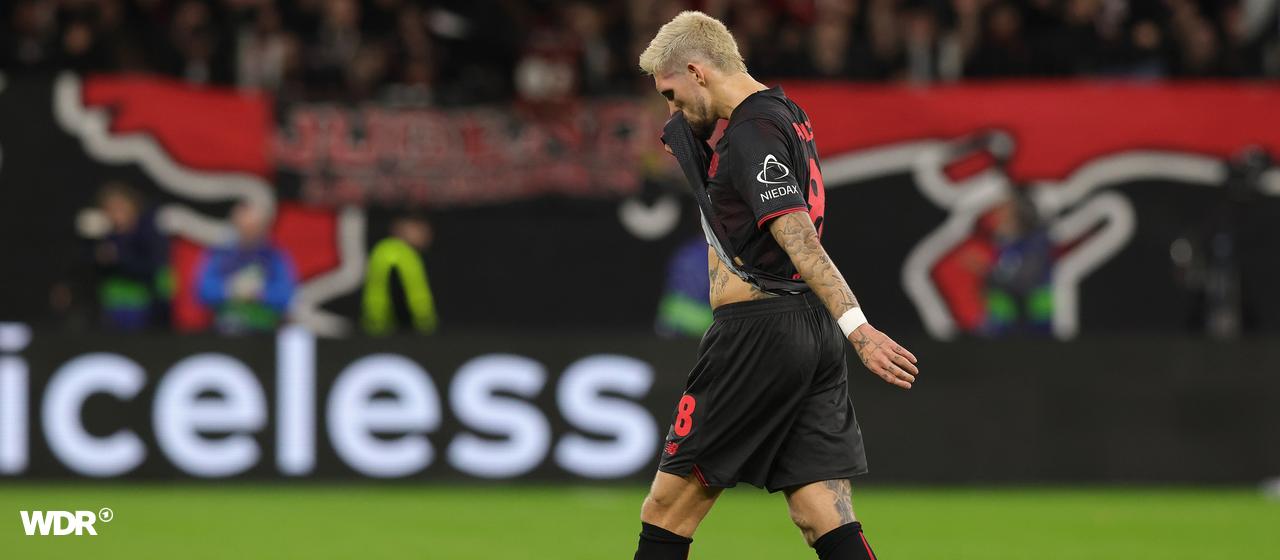 Robert Andrich verlässt enttäuscht den Platz nachdem er die rote Karte bekommen hat | Ralf Ibing/firo Sportphoto Robert Andrich verlässt enttäuscht den Platz nachdem er die rote Karte bekommen hat