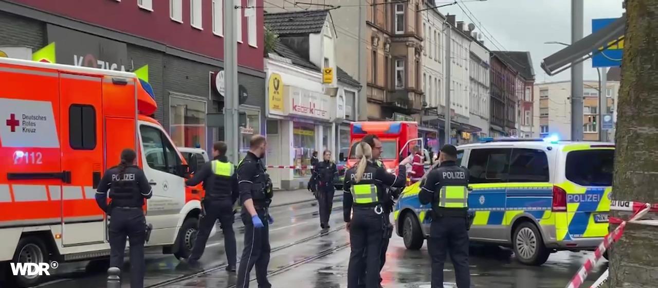 Schüsse in Essen-Katernberg | ANC-News Polizisten stehen in einem abgesperrten Bereich in Essen-Katernberg, nachdem dort zwei Menschen mit Schüssen verletzt wurden.