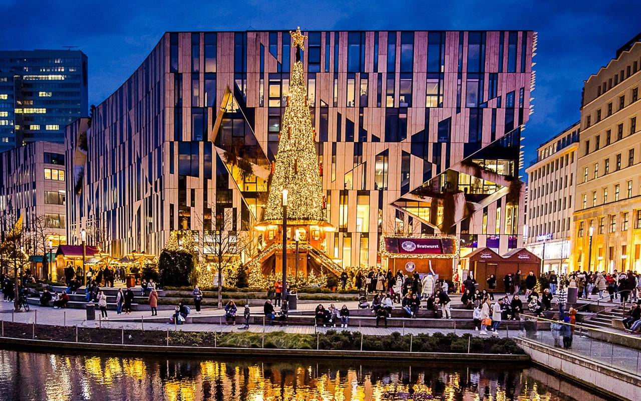 Weihnachtsmärke Überblick: Der Weihnachtsmarkt rund um den Kö-Bogen II. Die Buden sind beleuchtet und verströmen eine weihnachtliche Stimmung.