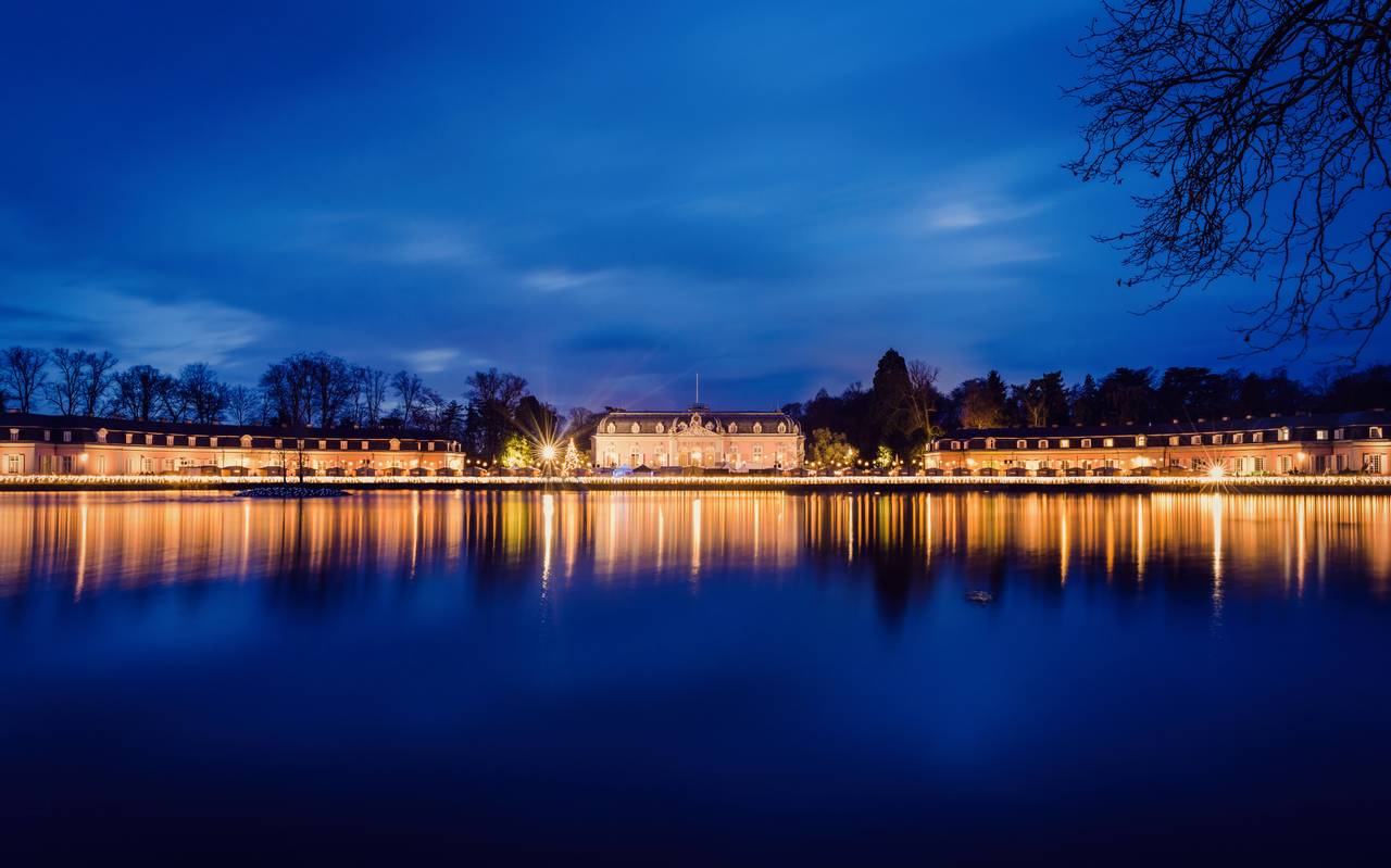Der Blick auf den Weihnachtsmarkt vor dem Benrather Schloss.
