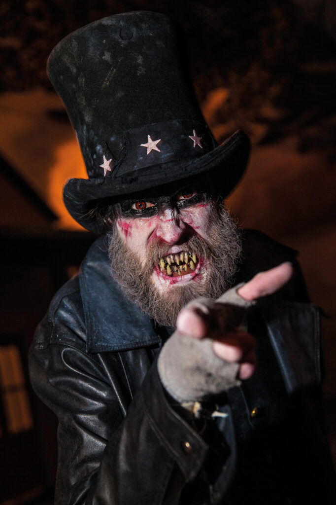 Am Halloween-Abend wird der Freizeitpark Movie Park besonders gruselig. Unheimliche Gestalten treiben sich im Dunkel herum, während gruselige Attraktionen dich in den Wahnsinn treiben.
(Foto: Movie Park Germany)