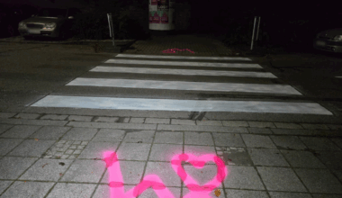 Widerstandskollektiv pinselt wieder: Zebrastreifen in Karlsruher Oststadt