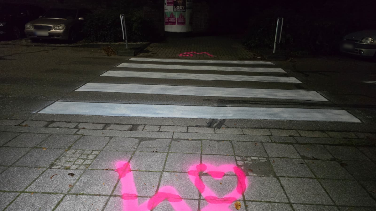 Widerstandskollektiv pinselt wieder: Zebrastreifen in Karlsruher Oststadt