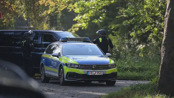 Mehrere Polizeibeamte vor einer Oberschule in Wilhelmshaven. Hier hatte es einen Drohanruf gegeben.